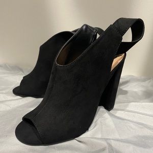 Black open toed thick heel.